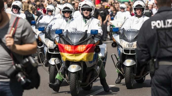 Schwarz-Rot-Gold ist für die Berliner Polizei bei Fußball-EM verboten. 