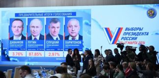 Ein Bildschirm zeigt die vorläufigen Ergebnisse der russischen Präsidentschaftswahlen 2024 am Sitz der Zentralen Wahlkommission Russlands in Moskau.