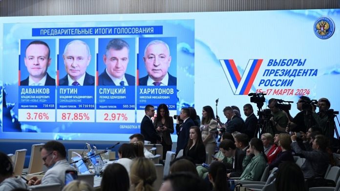 Ein Bildschirm zeigt die vorläufigen Ergebnisse der russischen Präsidentschaftswahlen 2024 am Sitz der Zentralen Wahlkommission Russlands in Moskau.