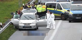 Im November 2021 stach Samer M. während einer Autofahrt auf der A7 bei Schleswig auf seine Frau ein. Die 32-Jährige flüchtete aus dem Wagen und wurde von einem Lkw erfasst.