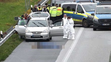 Im November 2021 stach Samer M. während einer Autofahrt auf der A7 bei Schleswig auf seine Frau ein. Die 32-Jährige flüchtete aus dem Wagen und wurde von einem Lkw erfasst.