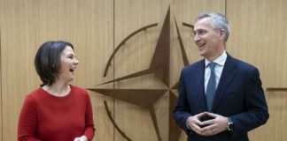 Bestens gelaunt in den Untergang: Wollen die Ukraine mit weiteren 100 Milliarden Euro unterstützen - Annalena Baerbock und NATO-Generalsekretär Jens Stoltenberg.