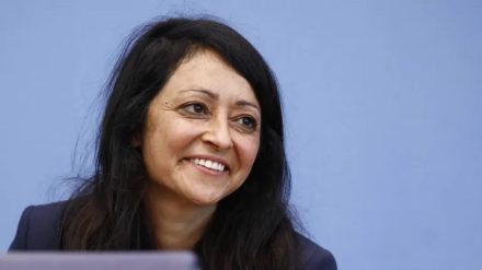 „Die Sabotage des Meinungsbildungsprozesses muss unter Strafe gestellt werden", meint die iranisch-stämmige Berliner Senatorin für Justiz und Verbraucherschutz, Felor Badenberg.