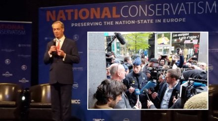 Just in dem Moment, als "Mr. Brexit" Nigel Farage seine Rede auf der „Nationalkonservatismus-Konferenz“ (NATCON) in Brüssel beendet, betreten am Dienstag drei Polizisten das Gelände und sprengen die Veranstaltung.