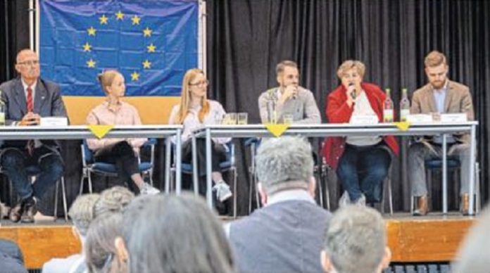 Dem AfD-Vertreter Maximilian Kneller (r.) wird von der Schulleiterin des Herforder Friedrichs-Gymnasium, Gudrun Horst de Cuestas, vorgeworfen, er sei während einer Podiumsdiskussion 