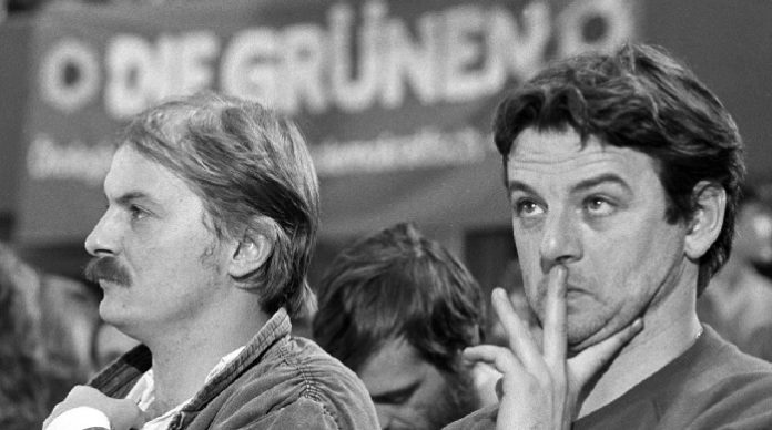 „Die Dominanz des grünen Zeitgeists geht gerade zu Ende“, sagt Gründungsmitglied Hubert Kleinert (l.) - hier mit Joschka Fischer bei einer Mitgliederversammlung der Grünen in Hessen 1984.