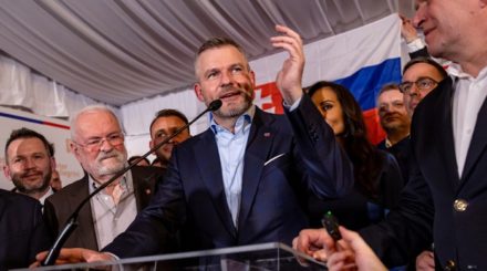 Die Stichwahl in der Slowakei hat einen klaren Sieger. Peter Pellegrini (Bildmitte) wird neuer Präsident des Landes. Der Kandidat und Verbündete von Regierungschef Fico setzte sich klar gegen den prowestlichen Kandidaten.