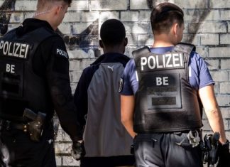 Die Berliner Polizei muss wegen "rassistischer Diskriminierung" eine Entschädigung von 750 Euro zahlen. Ein Beamter hatte bei einer Kontrolle die Frage gestellt: „Wo kommst du wirklich her?“ (Symbolbild).