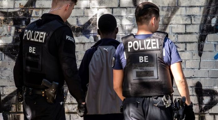 Die Berliner Polizei muss wegen "rassistischer Diskriminierung" eine Entschädigung von 750 Euro zahlen. Ein Beamter hatte bei einer Kontrolle die Frage gestellt: „Wo kommst du wirklich her?“ (Symbolbild).