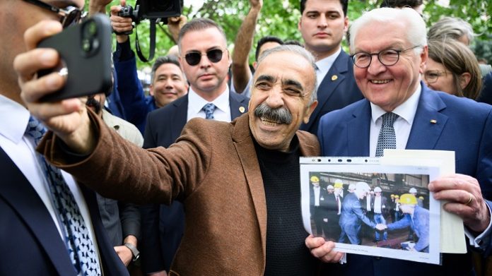 Steinmeier trifft beim Gang vom Bahnhof Istanbul Sirkeci zum Anlegeplatz Eminönü einen türkischen Einwanderer, der lange in Deutschland gearbeitet hat.