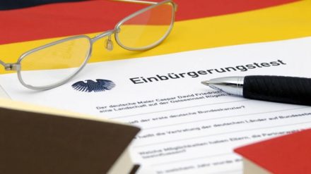 Wäre es denkbar, dass alle zehn Jahre ein schriftlicher Eignungstest eingeführt wird, um Deutscher bleiben zu dürfen?
