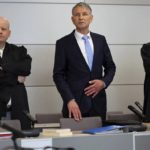 Björn Höcke am Donnerstagmorgen im Landgericht Halle mit seinen Verteidigern Dr. Ulrich Vosgerau (l.) und Philip Müller.