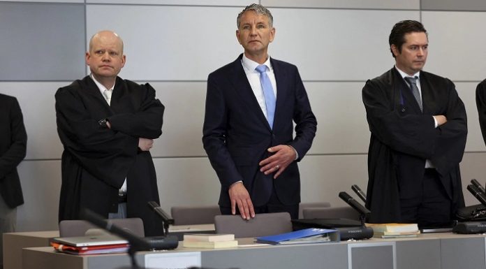Björn Höcke am Donnerstagmorgen im Landgericht Halle mit seinen Verteidigern Dr. Ulrich Vosgerau (l.) und Philip Müller.