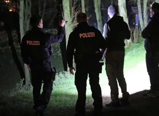 Einsatzkräfte der Polizei untersuchen die Rostocker Wallanlagen auf Hinweise.