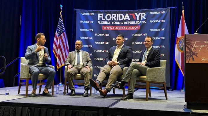 Der AfD-Bundestagsabgeordnete Prof. Harald Weyel (2.v.l.) und der österreichische Europaabgeordnete Harald Vilimsky (r.) auf der Young Republicans Conference in Tampa, Florida.