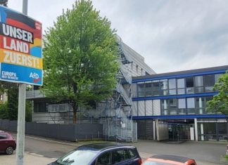 In der Parsevalstraße in Mülheim-Raadt hängen AfD-Wahlplakate vor der Zentralen Unterbringungseinrichtung. Das sorgt jetzt für Riesen-Empörung bei der Stadt.