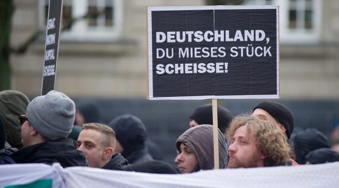 Der politische Wunsch, die Deutschen in Deutschland durch systematische Umvolkungspolitik erst zur Minderheit zu machen und schlussendlich aus der Welt zu schaffen, gewann nach der Kulturrevolution von 1968 mit ihrem universellen anti-westlichen Selbsthass an geistigem Raum.