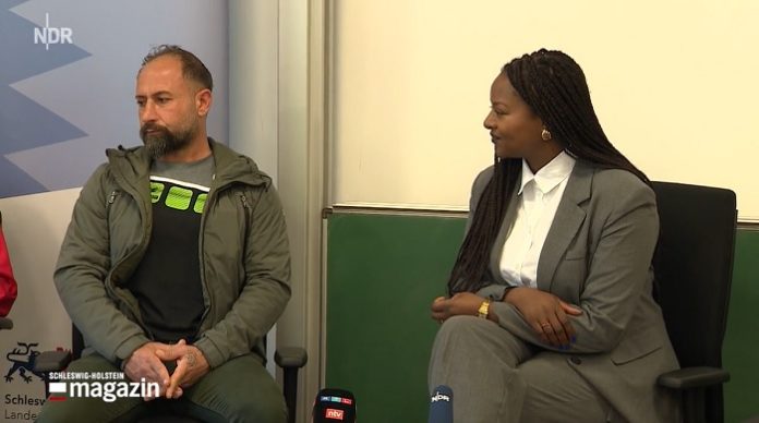 Begeisterung pur: Aminata Touré (Grüne), Ministerin für Soziales und Integration in Schleswig-Holstein, am Montag in der Erstaufnahmeeinrichtung Boostedt (Kreis Segeberg) mit einem syrischen 