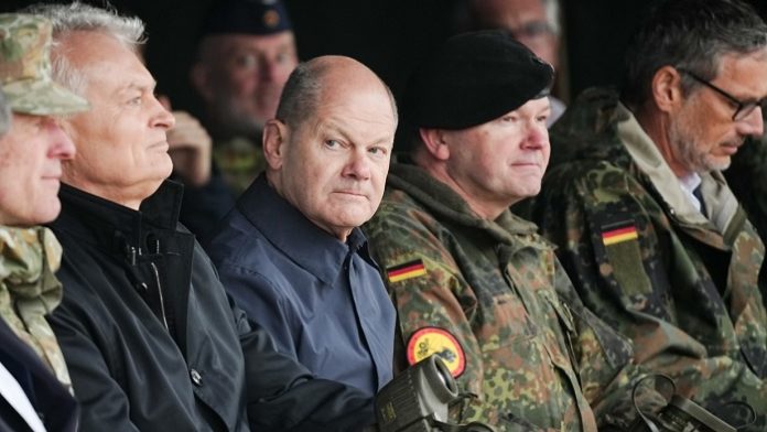 „Deutschland steht unverrückbar an der Seite der baltischen Staaten“, sagte Scholz am Montag in Litauen, wo er Bundeswehrsoldaten auf dem größten Truppenübungsplatz des Landes besuchte.