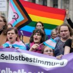 Das kürzlich verabschiedete „Selbstbestimmungsgesetz“ – die AfD stimmte im Deutschen Bundestag natürlich dagegen – erlaubt auch Minderjährigen, sich künftig ihr Geschlecht selbst auszusuchen.