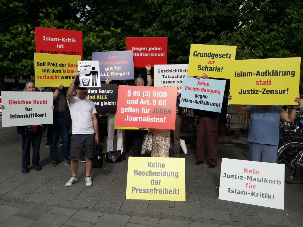 Proteste gegen das Verbot von Islamkritik vor dem Gerichtsgebäude in München.