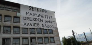 An diesem alten Bahngebäude in Dresden wurde das Großbanner befestigt.