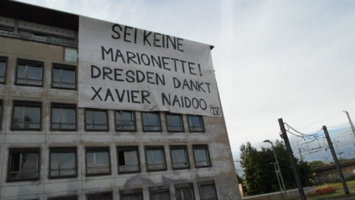 An diesem alten Bahngebäude in Dresden wurde das Großbanner befestigt.