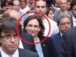 Ada Colau (rot umrandet) grinsend bei der Trauerfeier für die Opfer des islamischen Terroranschlags in Barcelona.