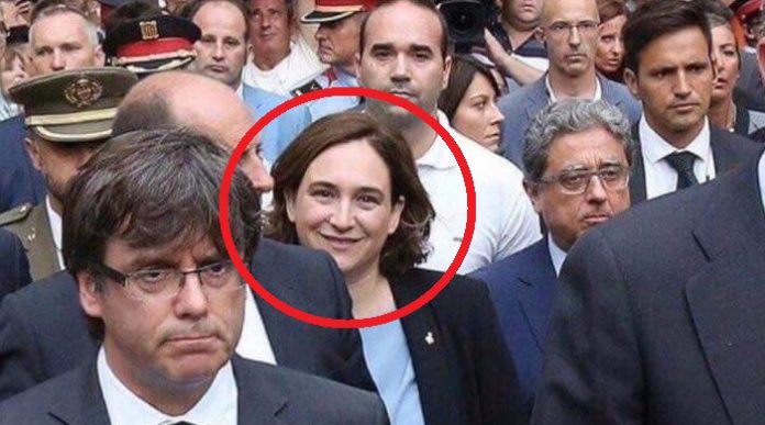 Ada Colau (rot umrandet) grinsend bei der Trauerfeier für die Opfer des islamischen Terroranschlags in Barcelona.