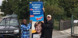 AfD-Landtagsabgeordneter in Baden-Württemberg, Dr. Rainer Balzer, mit engagiertem Helfer beim Plakatieren.