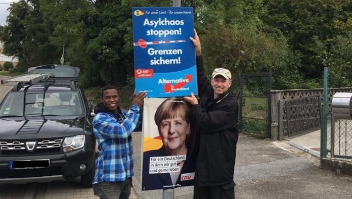 AfD-Landtagsabgeordneter in Baden-Württemberg, Dr. Rainer Balzer, mit engagiertem Helfer beim Plakatieren.