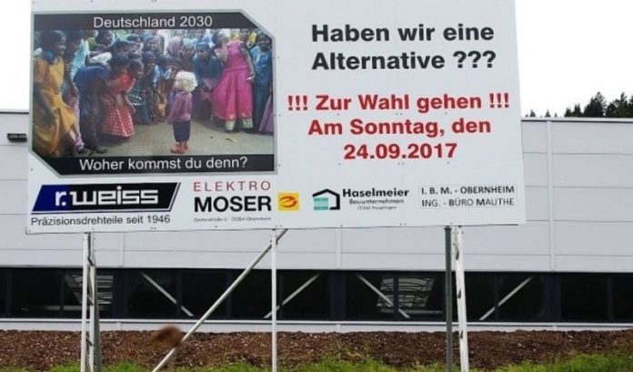 Plakatwand vor einem Firmenareal in Egesheim.