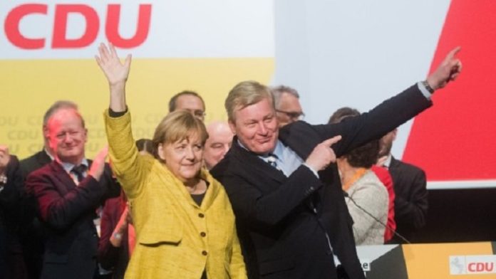 Nichts gelernt aus den hohen Verlusten bei der Bundestagswahl: Niedersachsens CDU-Spitzenkandidat Bernd Althusmann beim Wahlkampfauftritt mit Kanzlerin Merkel in Hildesheim.