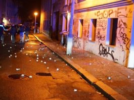 Über 100 schwere Pflastersteine schmissen Linksextreme gegen das EinProzent-Haus in Halle. Die Täter konnten wie immer entkommen.