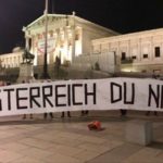Linkes Demo-Banner vor dem Parlament am Dr.-Karl-Renner-Ring in Wien.