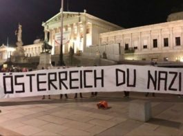 Linkes Demo-Banner vor dem Parlament am Dr.-Karl-Renner-Ring in Wien.