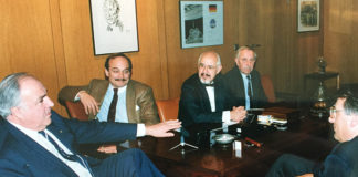 Treffen mit Deutschlands Chefjournalisten 1990 im Bonner Kanzleramt (v.l.n.r.): Helmut Kohl, Peter Bartels (BILD, heute PI-NEWS), Hans "Johnny" Klein (damals Leiter des Presse- und Informationsamtes der Bundesregierung). Vorne rechts im Bild: Hans-Hermann Tiedje (BILD), verdeckt: Lothar Loewe (ARD).