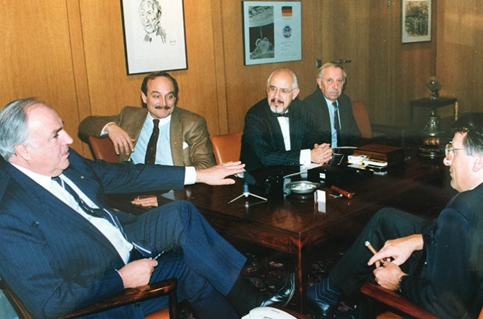 Treffen mit Deutschlands Chefjournalisten 1990 im Bonner Kanzleramt (v.l.n.r.): Helmut Kohl, Peter Bartels (BILD, heute PI-NEWS), Hans 