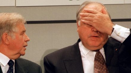 Gibt Helmut Kohl (r.) die Schuld für die Flüchtlingskrise - Kurt Biedenkopf (l.).