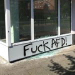So "argumentieren" Linke: Fensterscheibe des Bremer AfD-Büros eingeschmissen und mit Graffiti beschmiert.
