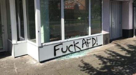 So "argumentieren" Linke: Fensterscheibe des Bremer AfD-Büros eingeschmissen und mit Graffiti beschmiert.