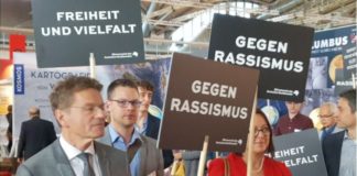 Börsenvereins-Geschäftsführer Alexander Skipis (ganz links) demonstriert auf seiner eigenen Veranstaltung gegen einen zahlenden Standbetreiber, den Antaios-Verlag.