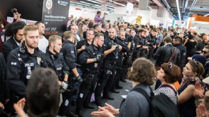 Polizisten mussten die Buchpräsentation des Antaios-Verlags gegen die gewaltbereite Antifa schützen. Vorher beim Auftritt von Björn Höcke war es noch friedlich gewesen.