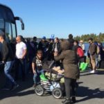„Flüchtlinge“ besteigen im schwedischen Haparanda einen Bus, der sie in ein Aufnahmezentrum bringen soll
