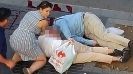 Nicht Politiker zählen zu den Opfern des islamischen Terrors, sondern normale Bürger - wie dieses ältere Ehepaar am Straßenrand von Barcelona.