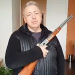 Will die mehr als 300.000 tschechischen Inhaber eines Waffenscheins offiziell zu "Garanten der Landessicherheit" machen: Tschechiens sozialdemokratischer Innenminister Milan Chovanec (hier in einem YouTube-Video mit einer Winchester).