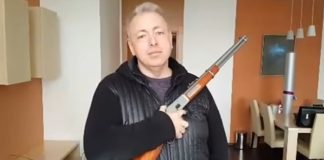 Will die mehr als 300.000 tschechischen Inhaber eines Waffenscheins offiziell zu "Garanten der Landessicherheit" machen: Tschechiens sozialdemokratischer Innenminister Milan Chovanec (hier in einem YouTube-Video mit einer Winchester).