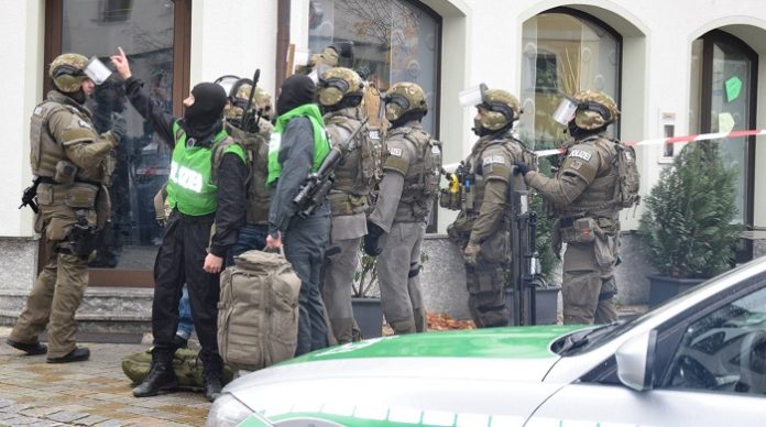 Schwer bewaffnete Beamte des Sondereinsatzkommandos sind vor der Außenstelle des Landratsamts in Pfaffenhofen eingetroffen.