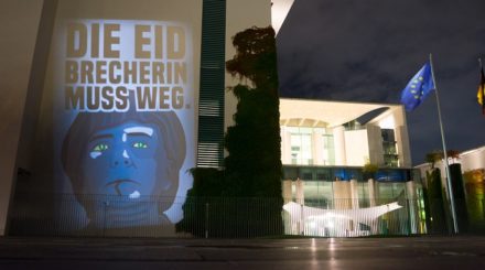 Freitag Nacht hat sich ein anonymer Lichtkünstler am Kanzleramt ausgetobt. Siehe auch merkeldieeidbrecherin.com.
