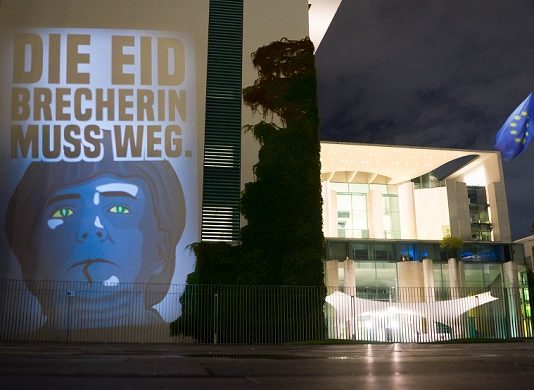 Freitag Nacht hat sich ein anonymer Lichtkünstler am Kanzleramt ausgetobt. Siehe auch merkeldieeidbrecherin.com.